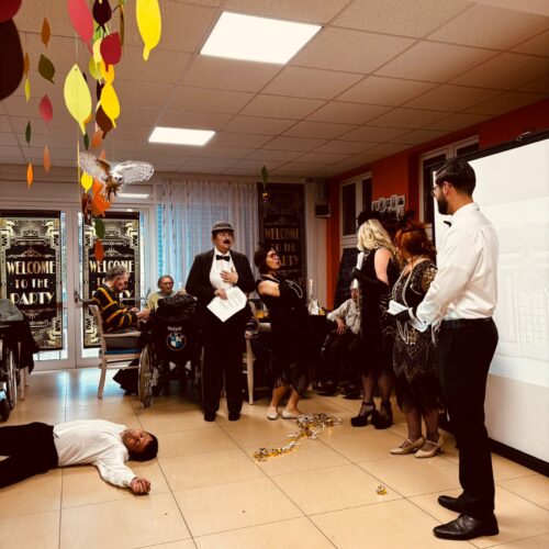 Eine Gruppe elegant gekleideter Menschen mit ernsten Gesichtern bei einer Party Szene